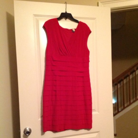 STUNNING RED SEMI FORMAL DRESS - SIZE 14 - Picture 3 of 3